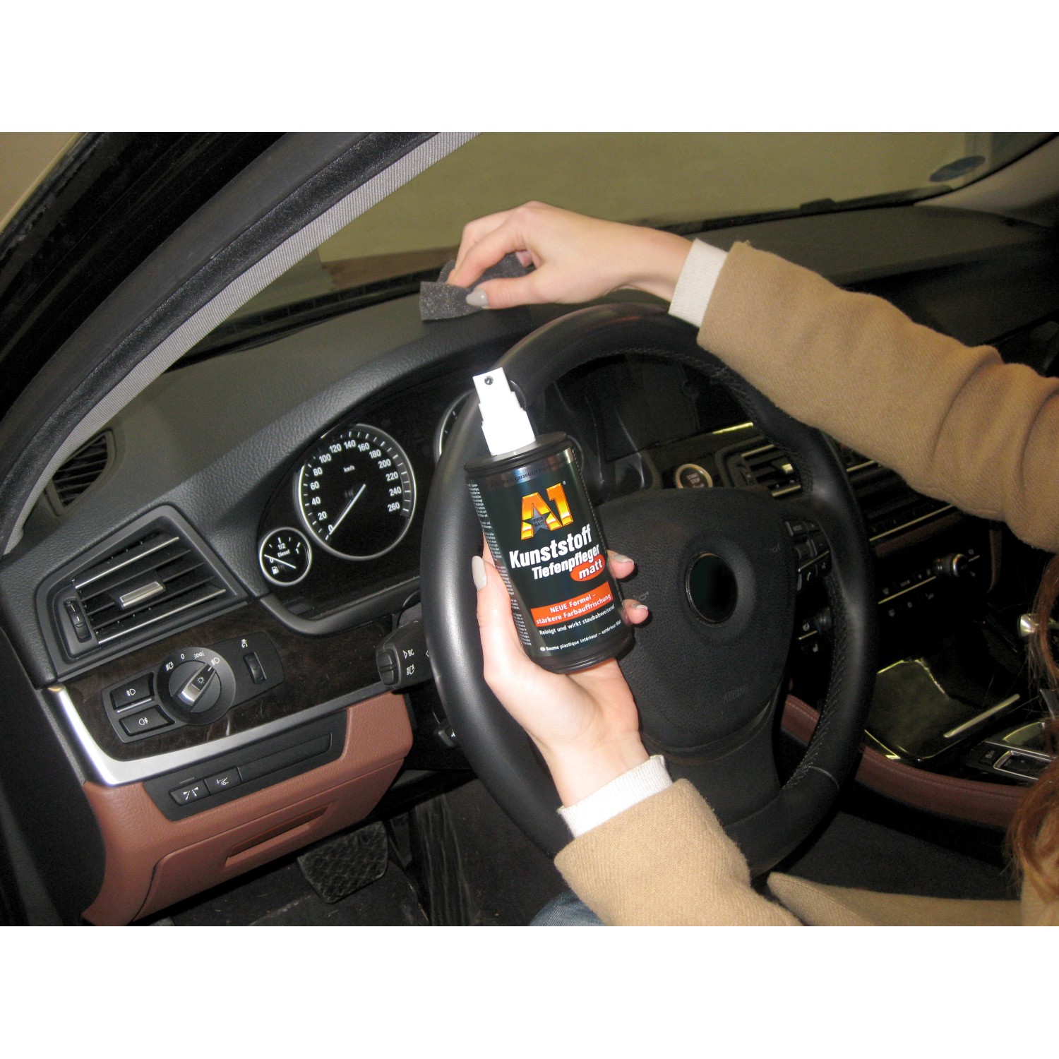 Anwendung: Dr. Wack A1 Kunststoff-Tiefenpfleger matt im Auto zur Kunststoffpflege.
