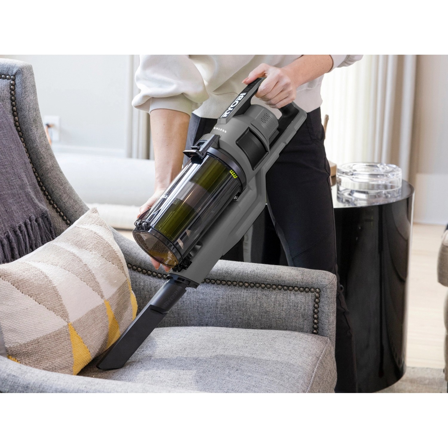 Ryobi Akku-Staubsauger RSVS18BL-0 beim Reinigen eines Sessels. Handstaubsauger mit Bürstenloser-Motor.