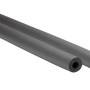 Graue, flexible Kautschuk Rohrisolierung 28x30mm, 2m. Ein Metallrohr ist bereits isoliert.