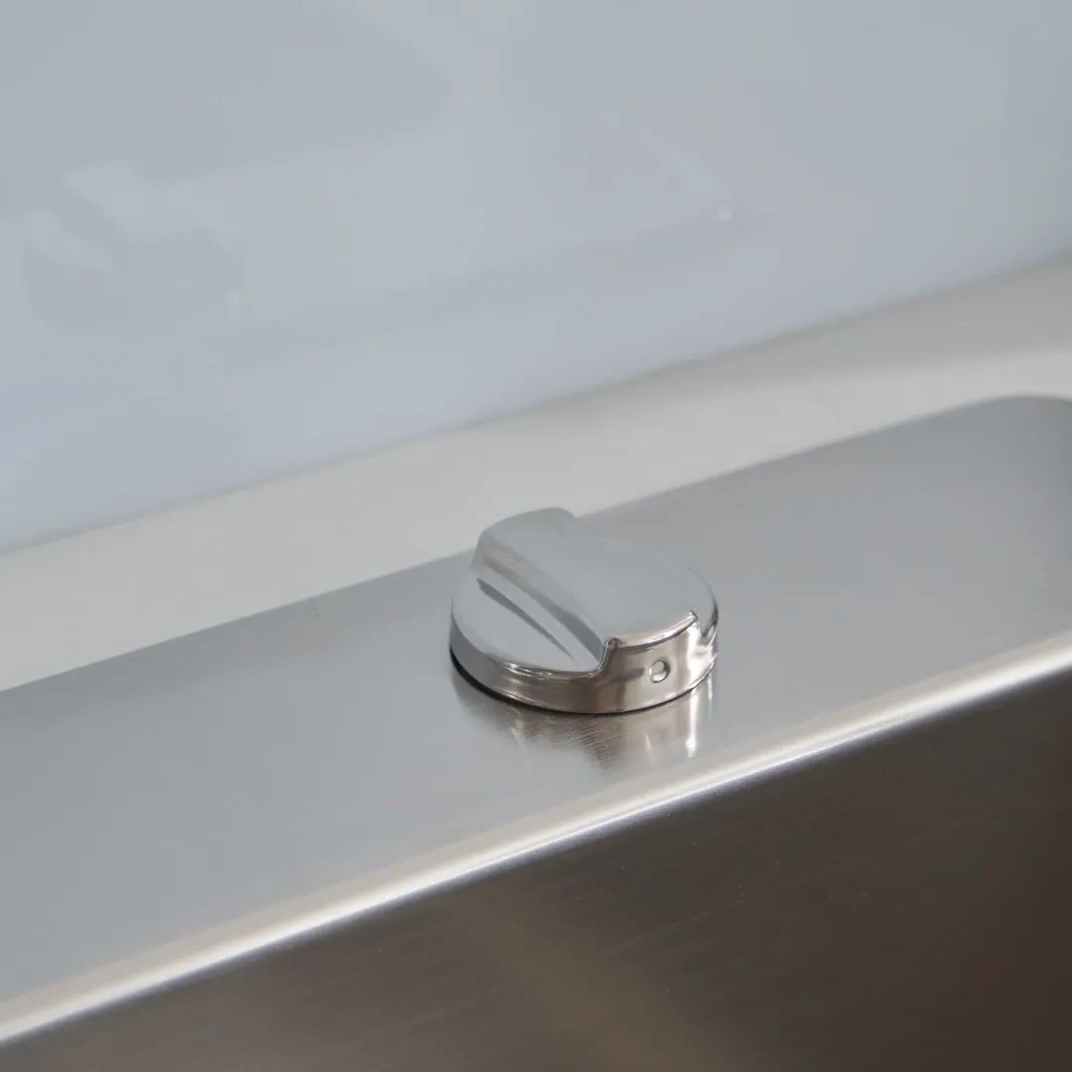 Detailaufnahme Excentergarnitur der Respekta Einbauspüle Chicago aus Edelstahl.