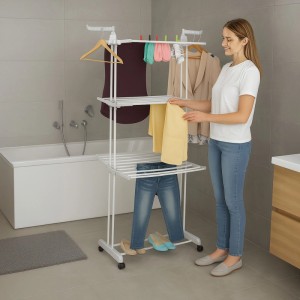 Weißer, rollbarer Relaxdays Turm-Wäscheständer mit 4 Ebenen und klappbaren Flügeln, beladen mit Wäsche im Badezimmer.