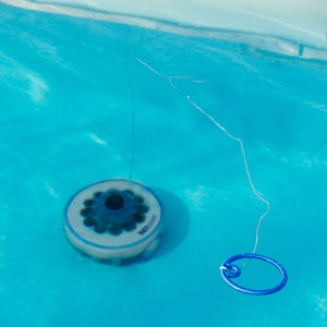 Grauer Gre Akku-Poolroboter 4.000 mAh im Pool. Kabelloser Reiniger für Aufstellpools.