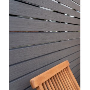 GartenLand Rhombus WPC Zaun Set Kopenhagen in Schiefergrau mit Holzstruktur und Gartenstuhl.