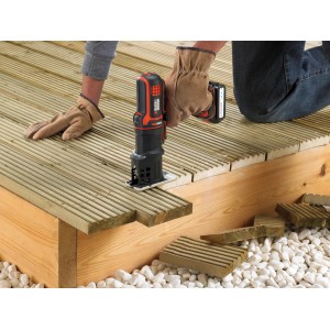 Black+Decker Multievo Stichsägen-Kopf MTJS1 im Einsatz auf Holzterrasse.
