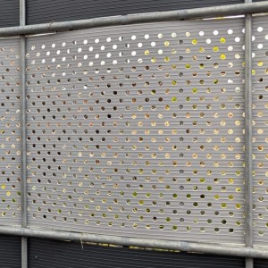 zaunzu Sichtschutz Rille gelocht, steingraue PP Streifen (50m) am Zaun.