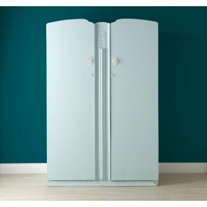 Schrank mit Rust-Oleum Kreidefarbe Eukalyptus matt gestrichen. Vintage Möbel mit Kreidefarben gestalten.