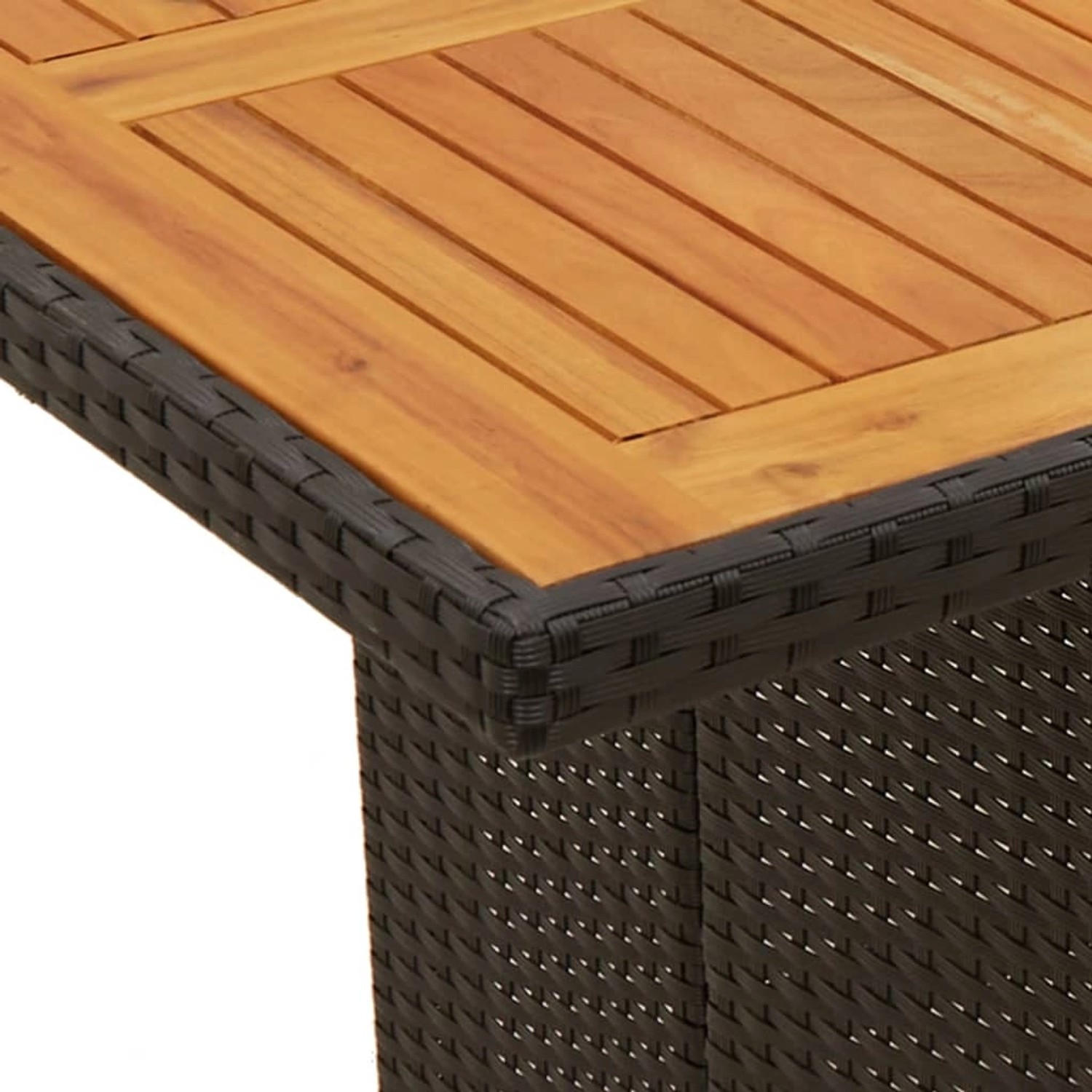 Detailansicht: Gartentisch des vidaXL Bistro-Sets, Akazienholzplatte, schwarzes Poly Rattan Gestell.
