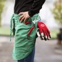 Felco Ernteschere 322 im Gartenschürzen-Holster mit Gartenhandschuhen. Ideal für die Gartenarbeit.
