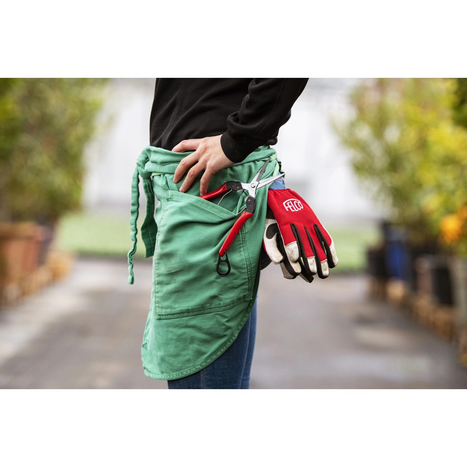 Felco Ernteschere 322 im Gartenschürzen-Holster mit Gartenhandschuhen. Ideal für die Gartenarbeit.