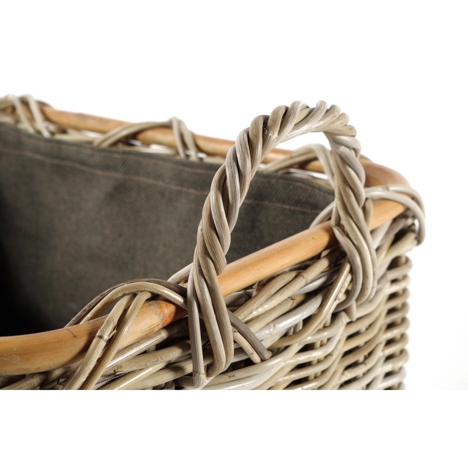 Rechteckiger Kaminholzkorb aus Rattan (Kubu grey) mit Stoffeinsatz und Griffen.
