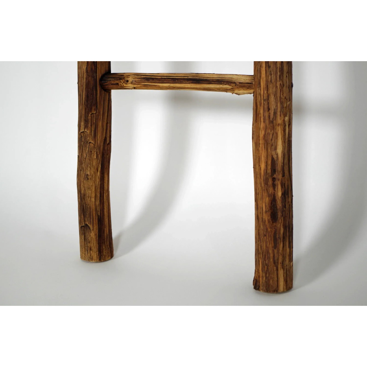 Dekorative Holzleiter, geflammt, 167 cm hoch, für Landhausstil oder moderne Deko.
