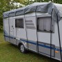 GreenYard® Wohnwagen Schutzdach 850 cm, grau, mit Spanngurten befestigt.