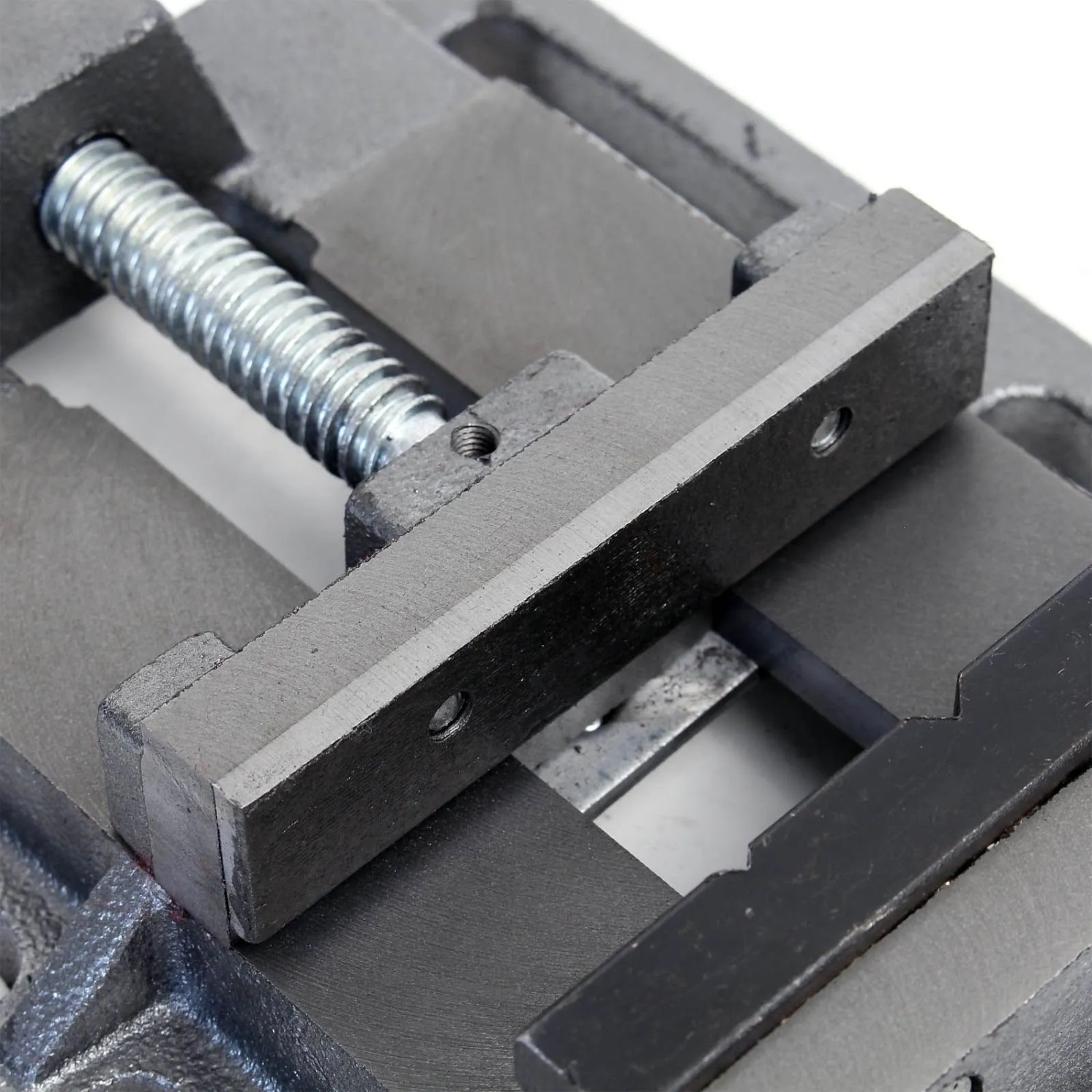 Nahaufnahme eines robusten Maschinenschraubstocks aus Gusseisen mit 100mm Spannweite für Werkstatt und Tischbohrmaschine.