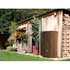 Arves Regentonne Evergreen Lite, 300 l, dunkelbraun, mit Holzstruktur vor Gartenhütte.