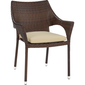 Brauner Polyrattan Stapelstuhl Davenport mit beigem Sitzkissen für den Garten.