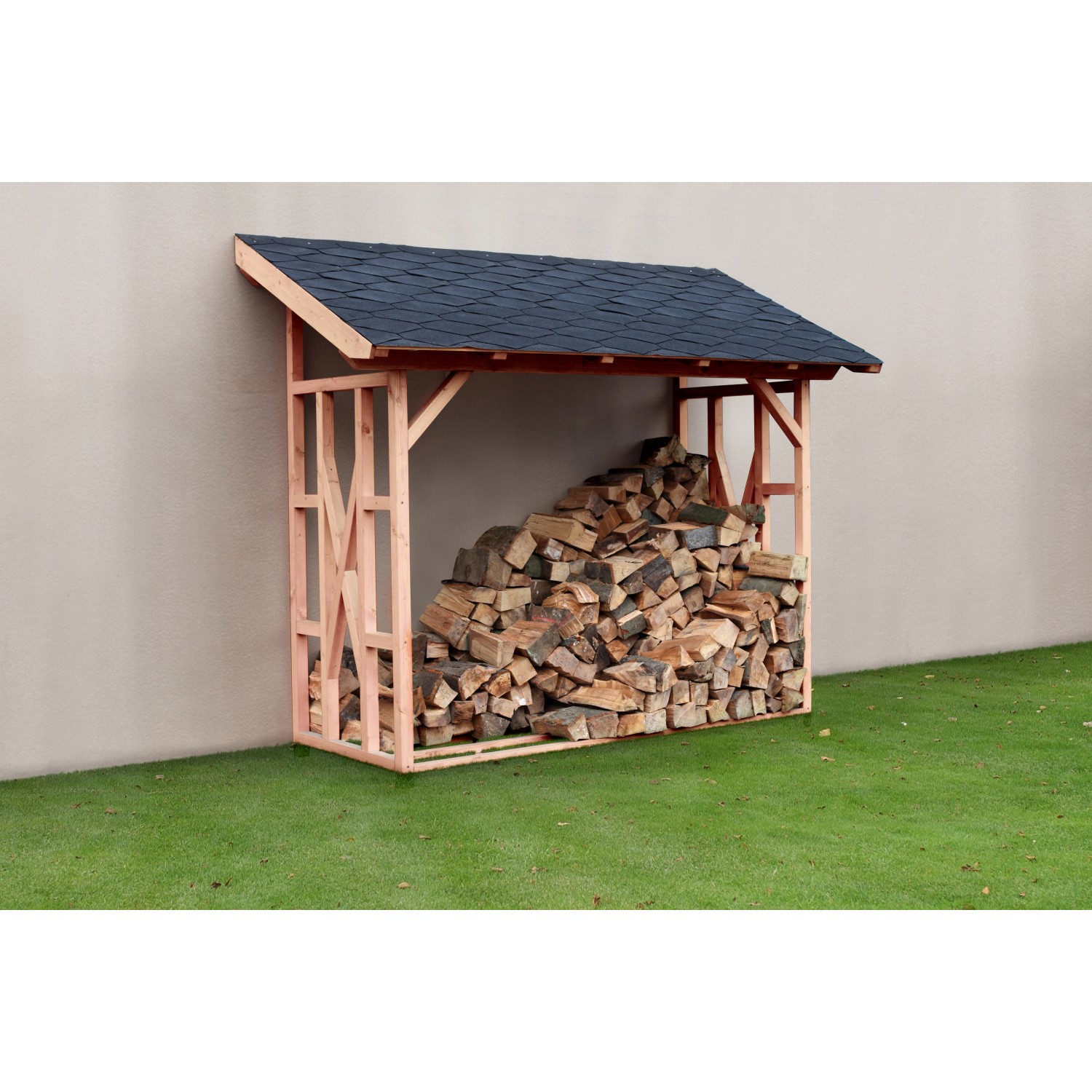 Holzunterstand Paul 2 aus Douglasie, naturbelassen, mit Dach und Kaminholz gefüllt.