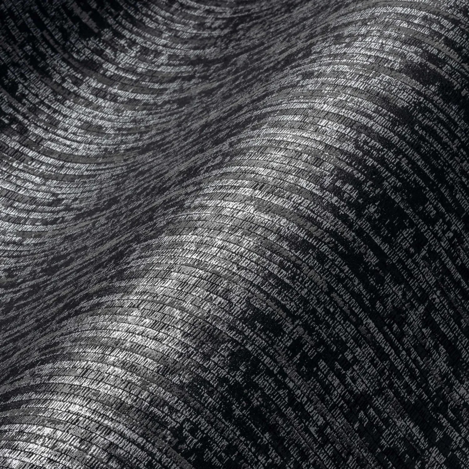Nahaufnahme der grauen Bricoflor Metallic Tapete mit silbernem Muster.