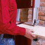 Einhell Bandsäge TC-SB 305 U beim Sägen von Holz. Präzise Schnitte mit der Bandsäge.