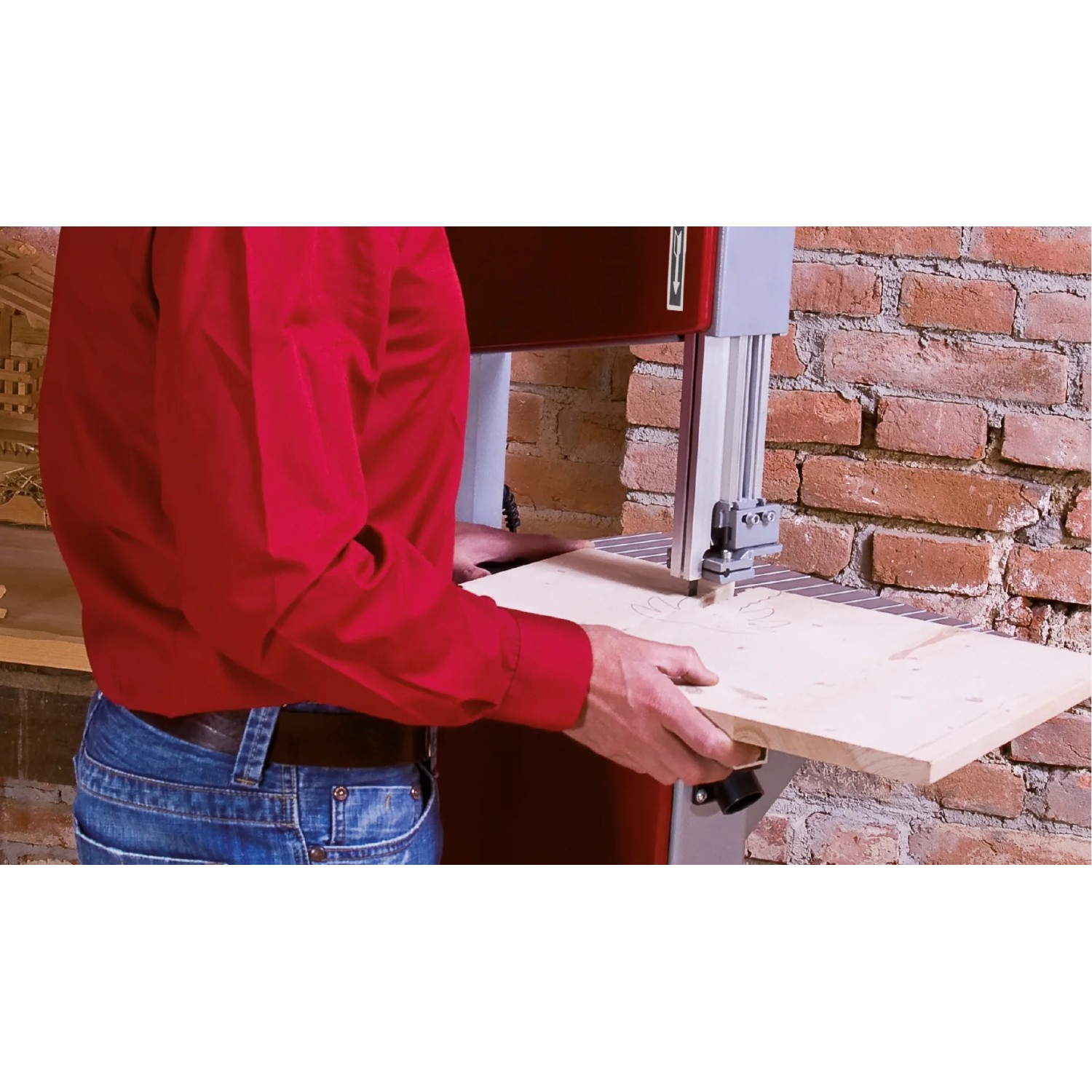 Einhell Bandsäge TC-SB 305 U beim Sägen von Holz. Präzise Schnitte mit der Bandsäge.
