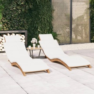 Zwei Teak Sonnenliegen mit cremeweißen Auflagen für Garten oder Terrasse.