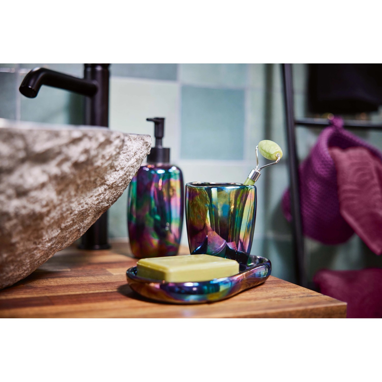 baliv Dark Wonder Zahnputzbecher mit Flip-Flop-Effekt im Badezimmer-Set.