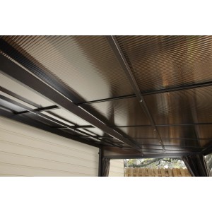 Detailansicht der Sojag Terrassenüberdachung St. Barth Anthrazit mit Doppelstegplatten Dach.