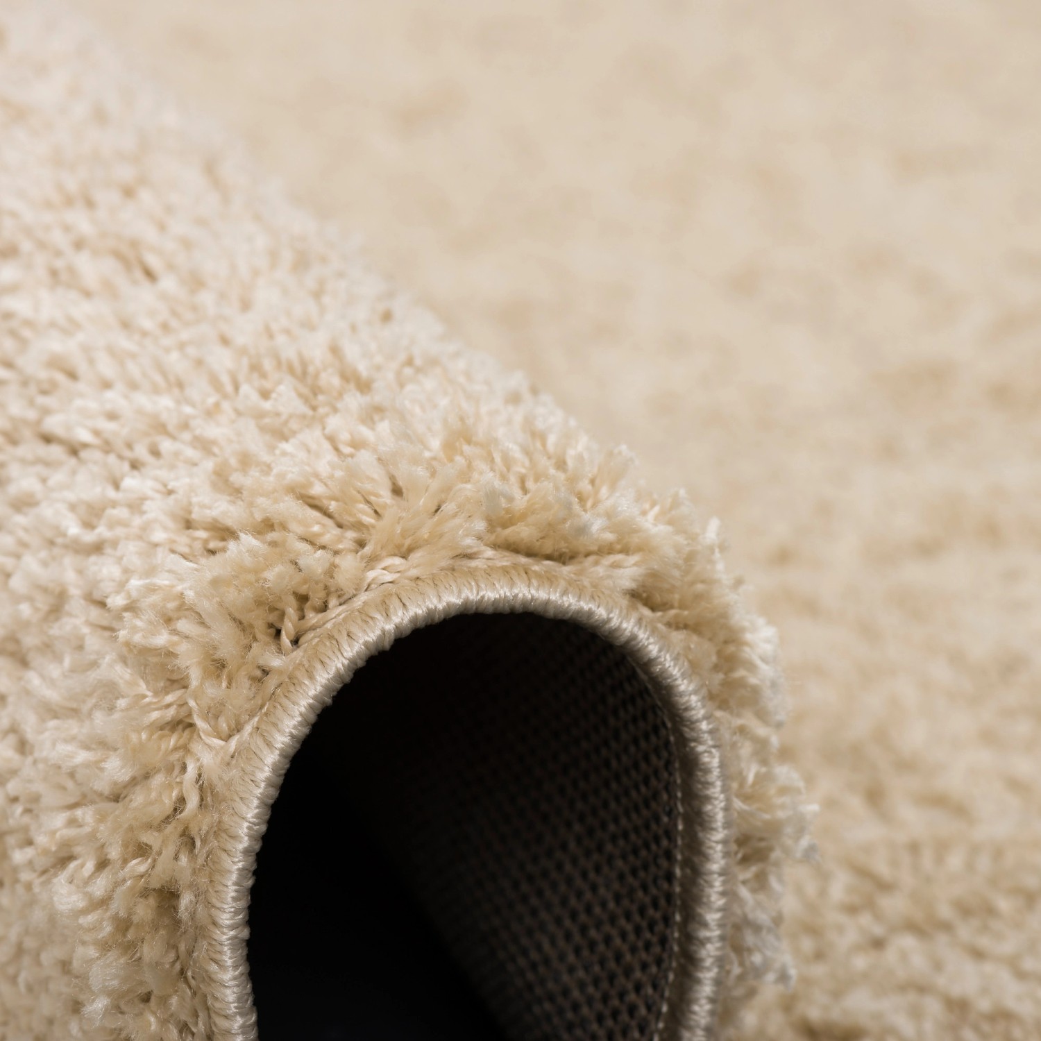 Detailaufnahme: Beiger Pergamon Hochflor Teppich Aloha, 200x200cm. Weicher Langflor Teppich.