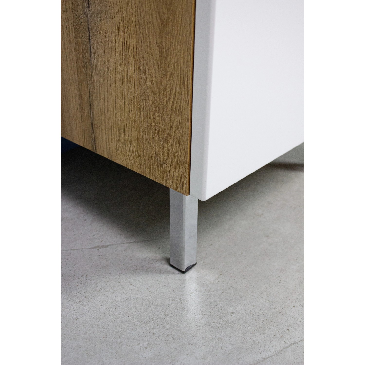 Detailaufnahme: Germania Waschbeckenunterschrank GW-MAURESA in Eiche, weiße Front, Metallfüße.