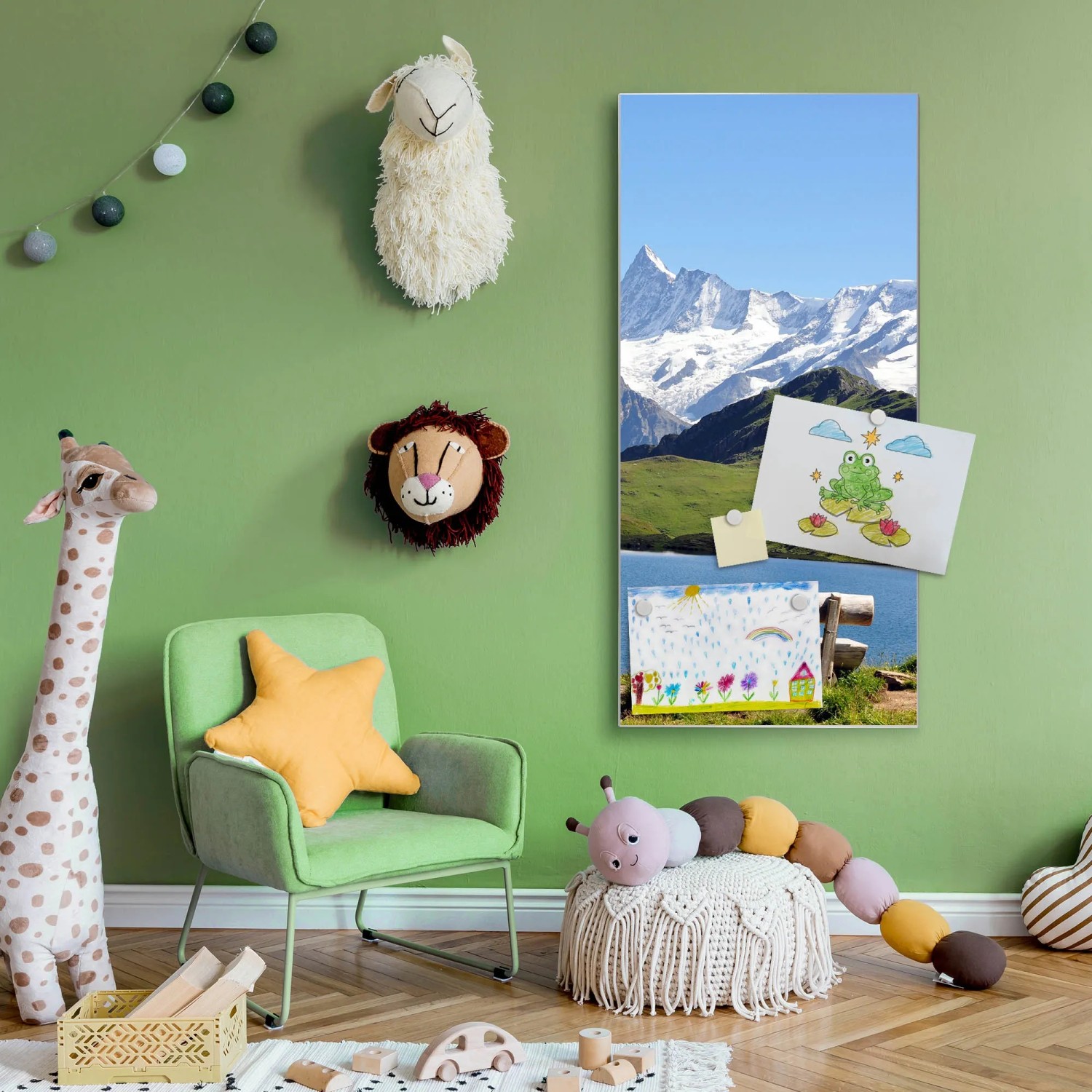 Silberne Magnettafel 37x78cm mit Alpenmotiv als Wanddeko im Kinderzimmer.