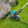 Gardena Elektro-Trimmer EasyCut 450/25 trimmt Rasen an Blumenbeet; Pflanzenschutzbügel schützt Pflanzen.