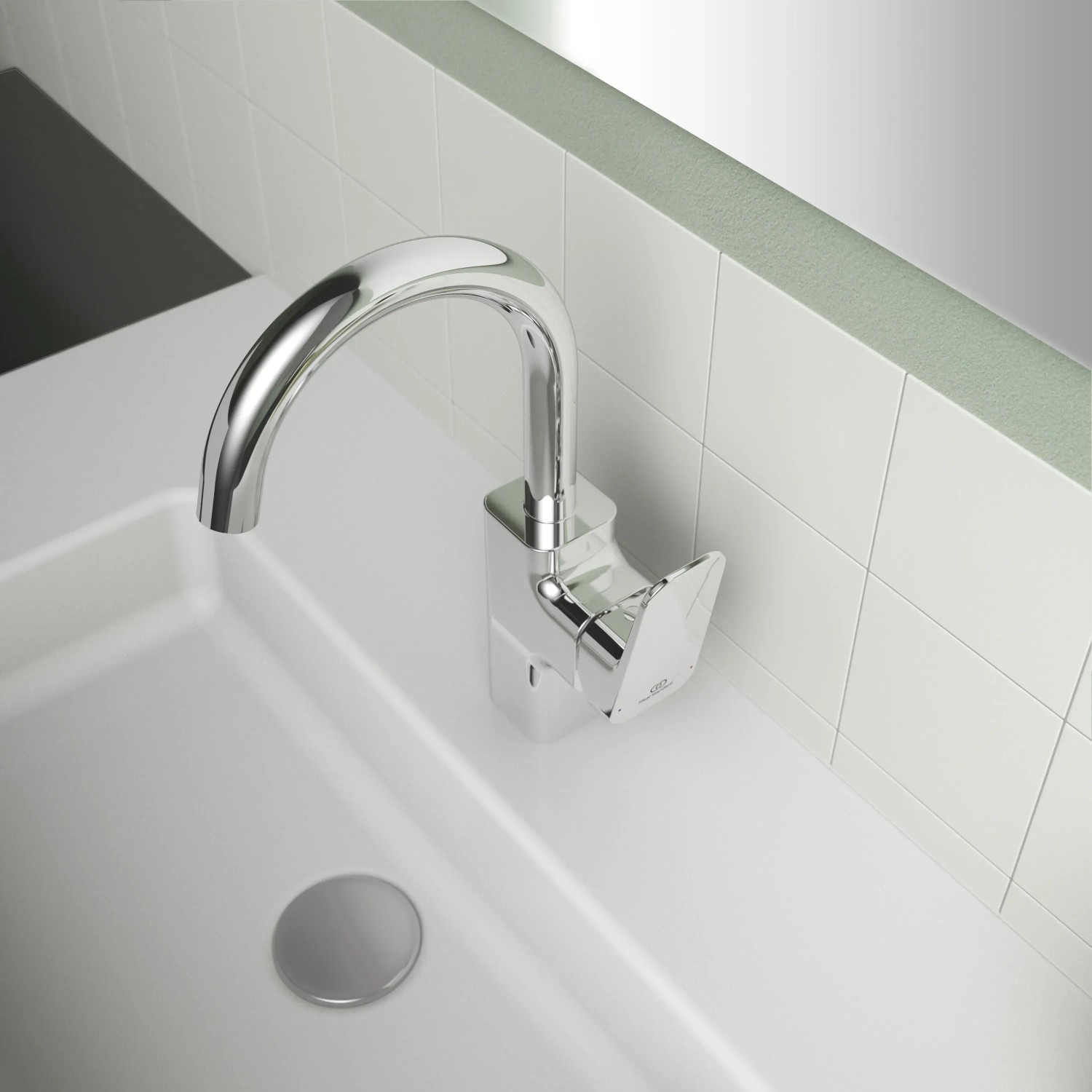 Ideal Standard Ceraplan Waschtischarmatur Chrom, hoher Auslauf. Glänzende Armatur am Waschbecken.
