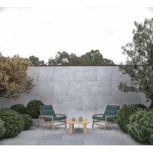 Verlegte graue Feinsteinzeug Bodenfliesen 60x60 cm im Außenbereich mit Sitzgruppe.