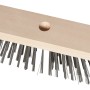 Stahldrahtbesen mit Holzkorpus, ideal zur Reinigung von Pflastersteinen und Gehwegen im Außenbereich.