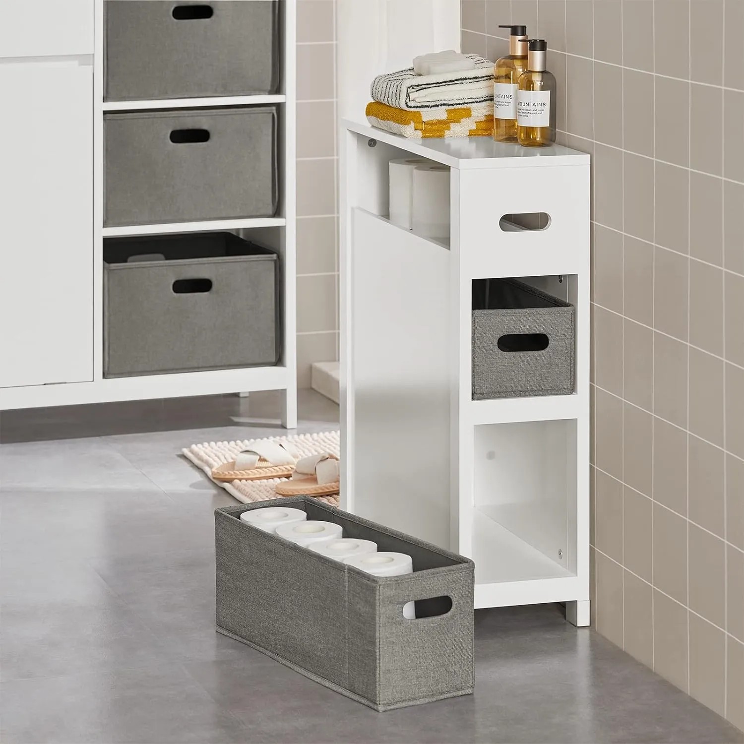 SoBuy Nischenregal BZR83-W, weißes Badregal mit zwei grauen Stoffkörben.