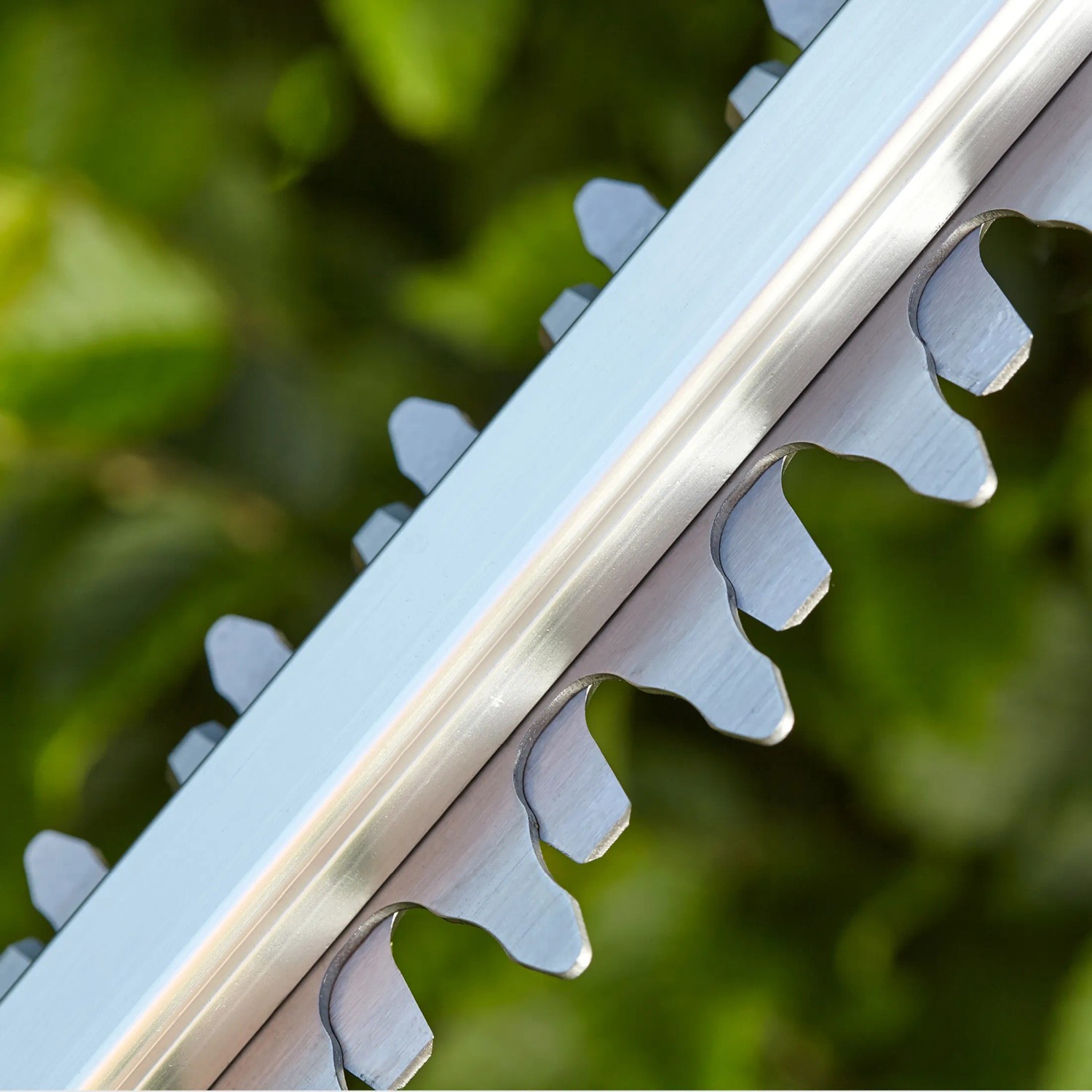 Nahaufnahme der Messer einer Gardena Akku-Heckenschere ComfortCut 50/18V.