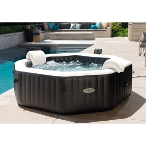 Intex PureSPA Bubble Jet, aufblasbarer Whirlpool, schwarz, achteckig, mit Kopfstützen und sprudelndem Wasser.