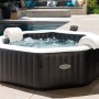 Intex PureSPA Bubble Jet, aufblasbarer Whirlpool, schwarz, achteckig, mit Kopfstützen und sprudelndem Wasser.