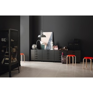 Schöner Wohnen Trendfarbe Luna, matte Wandfarbe in dunklem Ambiente.