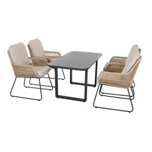 Siena Garden Dining Sessel Kansas, 4 Stühle und Tisch. Taupefarbenes Geflecht, anthrazitfarbenes Gestell, naturfarbene Kissen.