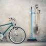 Verstellbarer Aluminium Gerätehalter an grauer Wand, hält Besen, Schaufel und Harke. Ordnungssystem für Garage.