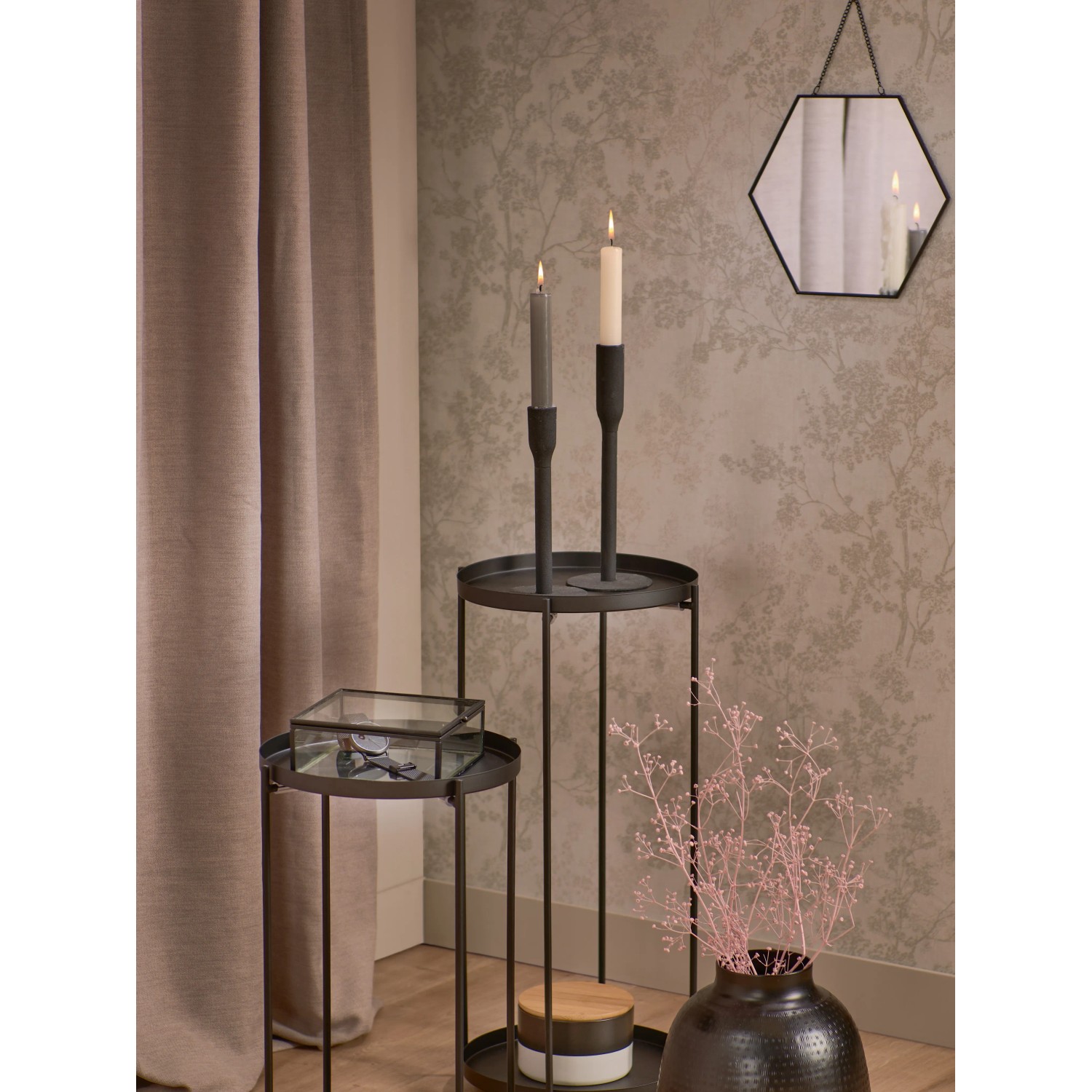 Wandspiegel-Set Minimalist Zen, 3-teilig, schwarz, mit sechseckigem Spiegel und Deko-Elementen.