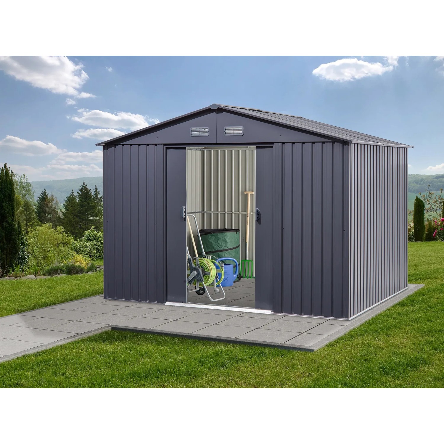Floraworld Metall-Gerätehaus in Anthrazit, 6,58 m² mit geöffneter Schiebetür und Gartengeräten im Inneren.