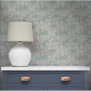Laura Ashley Vliestapete Burnham Pale Seaspray mit Blattmuster in Hellblau. Dekorative Tapete für Wohnräume.