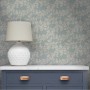 Laura Ashley Vliestapete Burnham Pale Seaspray mit Blattmuster in Hellblau. Dekorative Tapete für Wohnräume.