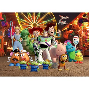 Disney Toy Story Fototapete (160x110 cm) mit Woody, Buzz Lightyear und Freunden vor einem bunten Jahrmarkt.