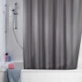Grauer Wenko Anti-Schimmel Duschvorhang (180x200 cm) an Badewanne mit Duschstange.