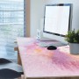 Tulup Schreibtischunterlage mit rosa Süßigkeitenflecken-Muster auf Schreibtisch. Ideal für Büro & Homeoffice.