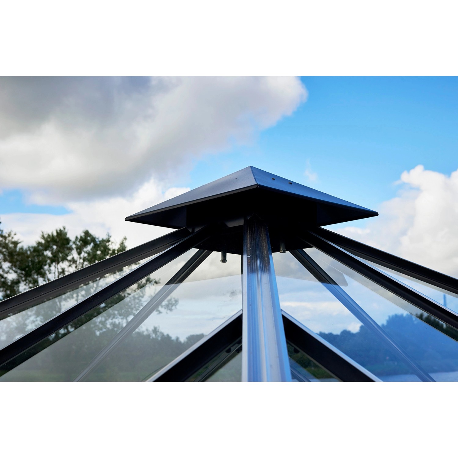Detailaufnahme des anthrazitfarbenen Juliana Gewächshaus Oase 8 Walmdachs mit Glasfront.