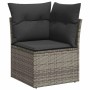 Graues Ecksofa aus Polyrattan mit dunklen Kissen, Teil der vidaXL Garten-Sofagarnitur.