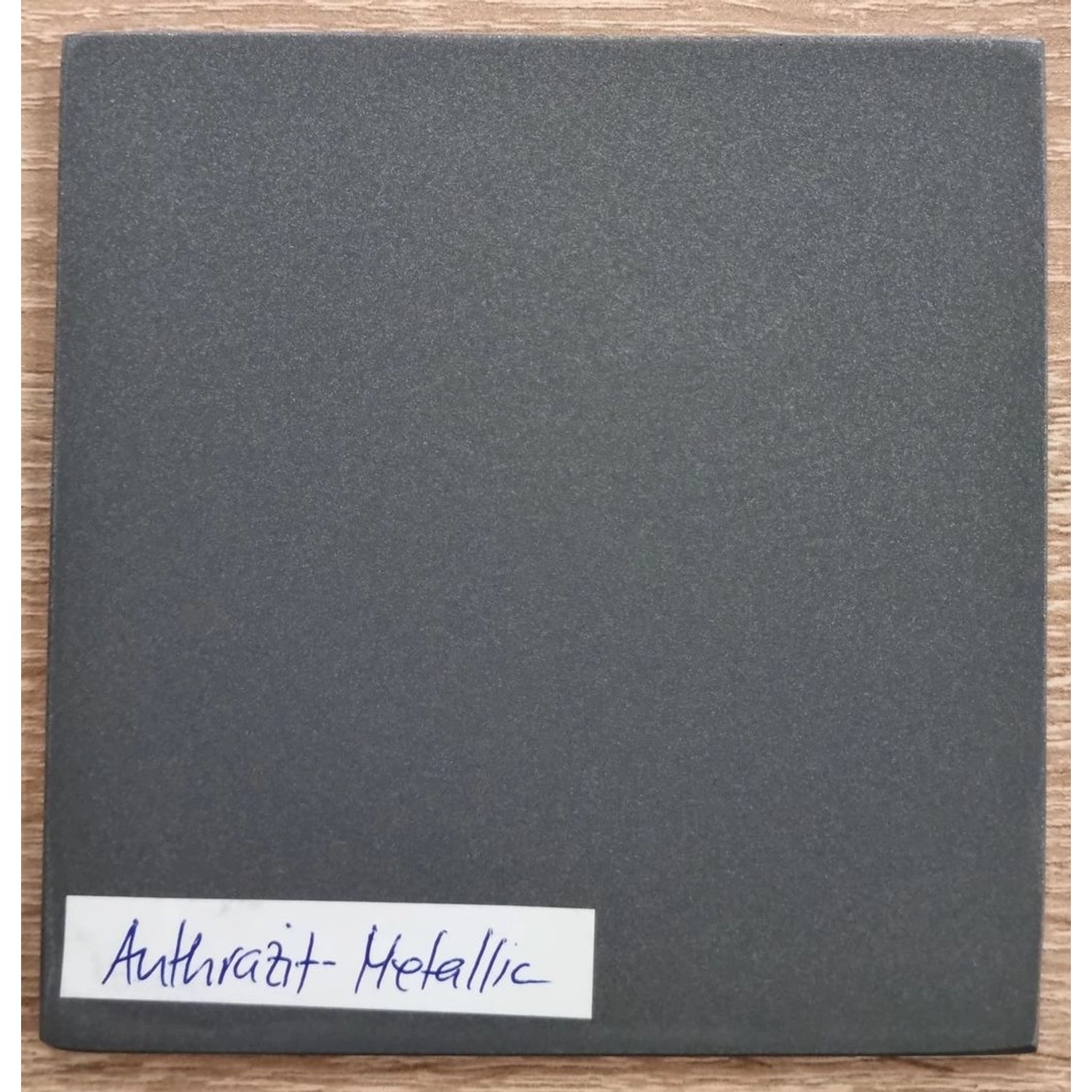 Detailaufnahme: Quadratischer Pflanzkübel aus Fiberglas in Anthrazit-Metallic.